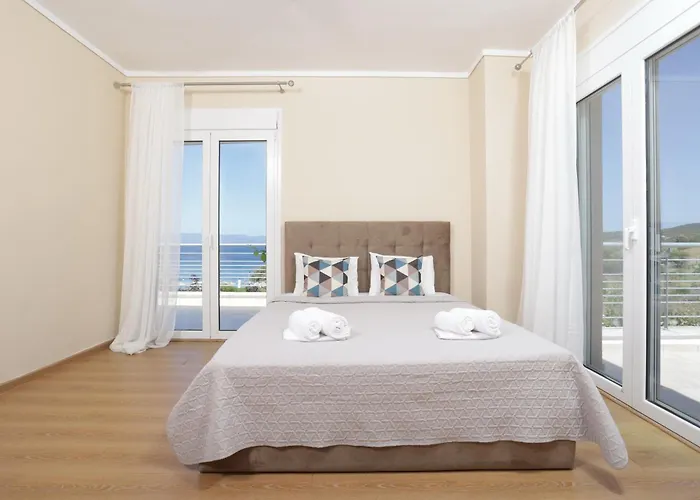 Toroneos Sea Front Villa Paliouri